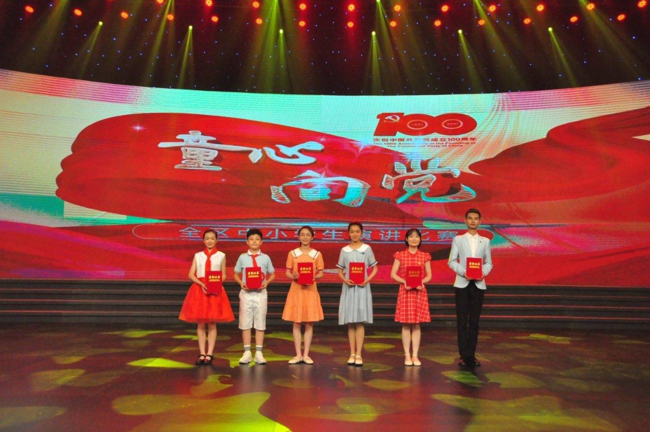 小车爆胎抛锚快车道,交警化身“修理工”热心解围