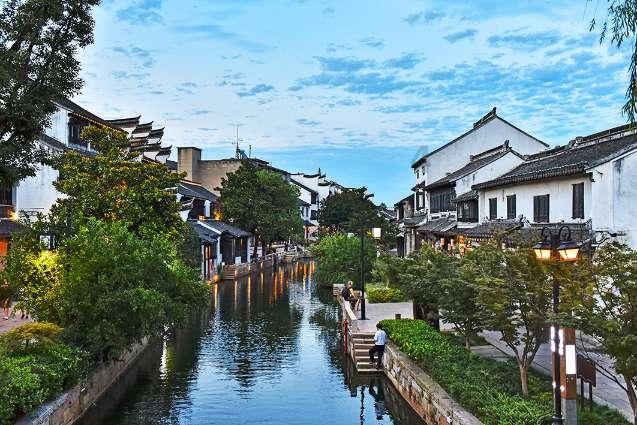 他7岁失去双腿,靠努力38岁身价上亿,娶了女秘书为妻