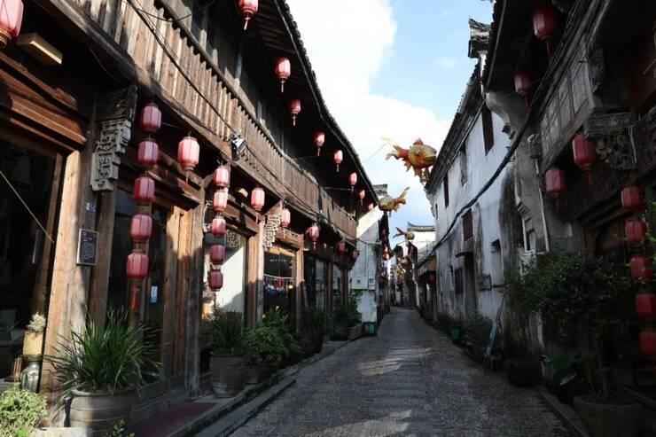 查尔斯心酸无奈：女王太宠爱夏洛特公主，不退位是为曾孙女